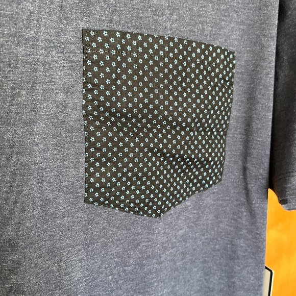 NWT! Navy Blue Cotton Blend T-Shirt Patterned Pocket // Bowery & Broome Men's L - Picture 4 of 6